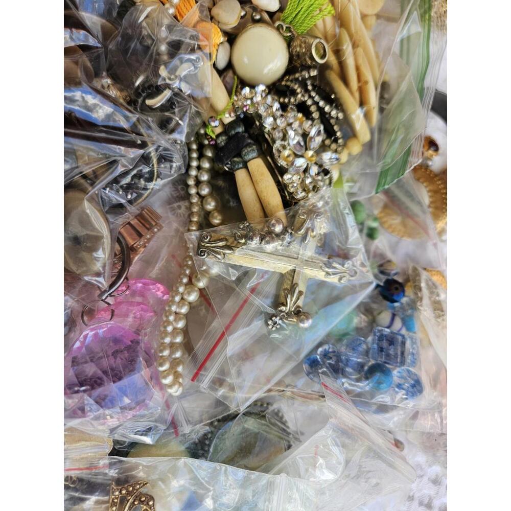 3.5 Lbs. Beads/Charms/Craft Junk Misc. Jewelry Making Lot Non-Wearable Pounds - Picture 8 of 11